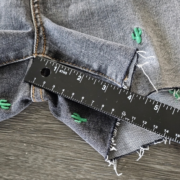 Judy Blue Shorts Grey Denim Size Large Cactus Embroidered‎ High Rise NWT Stretch - Picture 15 of 16